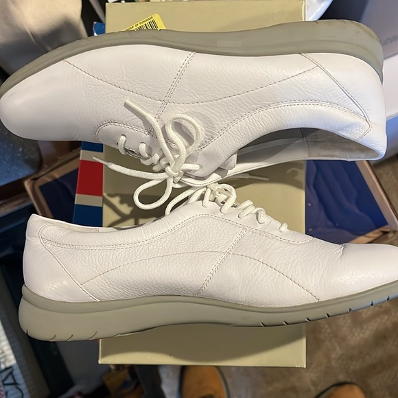 Women’s size9 1/2 medium white Easy Spirit shoes in nearly new condition - Picture 4 of 8